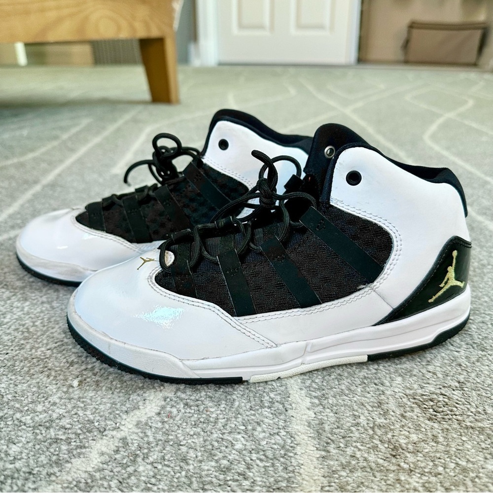 Jordan Max Aura White Black Kids 3Y High Top Sneakers